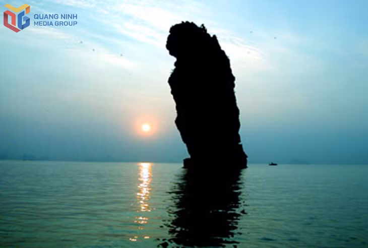 Hòn Đũa hay Hòn Dù, một kiến tạo đá đặc sắc trên Vịnh Bái Tử Long.