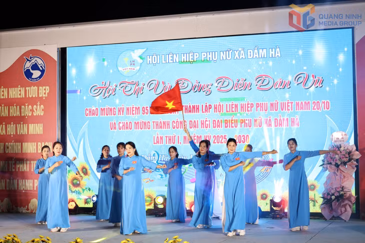 Các hội viên Chi hội Phụ nữ khu phố Lê Hồng Phong tham gia hội thi và đồng diễn dân vũ.