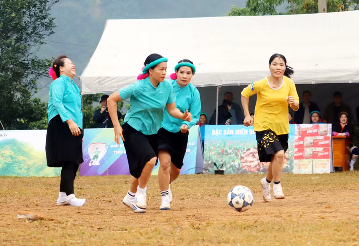 Bước vào trận đấu, các cầu thủ thi đấu nhiệt tình, quyết liệt dù có bị rơi giày...