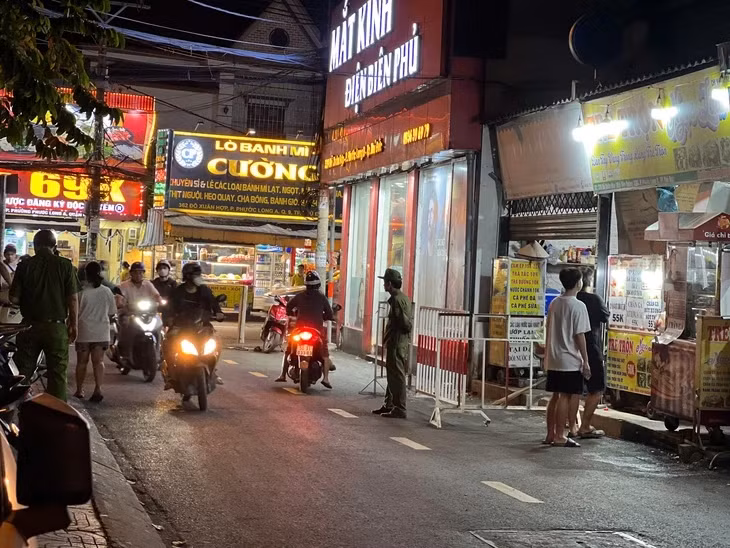 Cảnh sát phong tỏa khu vực xảy ra án mạng - Ảnh: MINH TUẤN