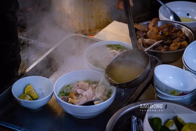 Bữa sáng là một tô phở gà rất tốt cho sức khỏe. Ảnh: Hồng Diệp