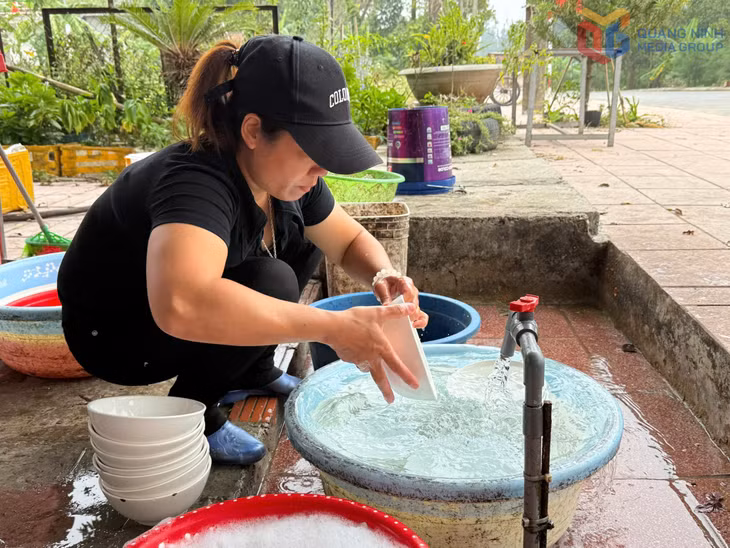 Những tháng mùa khô là thời điểm khó khăn về nguồn nước sinh hoạt đối với người dân xã đảo Cái Chiên