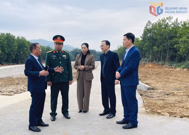 Các đại biểu tham quan công trình.
