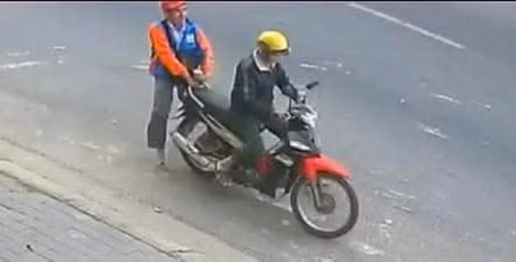 Hình ảnh người cướp vé số được lan truyền trên mạng xã hội - Ảnh: MXH