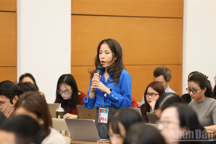 Phóng viên các cơ quan thông tấn, báo chí nêu câu hỏi tới các đồng chí chủ trì họp báo. (Ảnh: DUY LINH)
