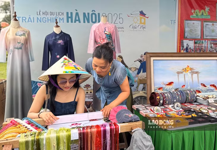 Du khách hào hứng trải nghiệm nghề truyền thống tại Lễ hội Du lịch Hà Nội 2025. Ảnh: Phạm Huyền