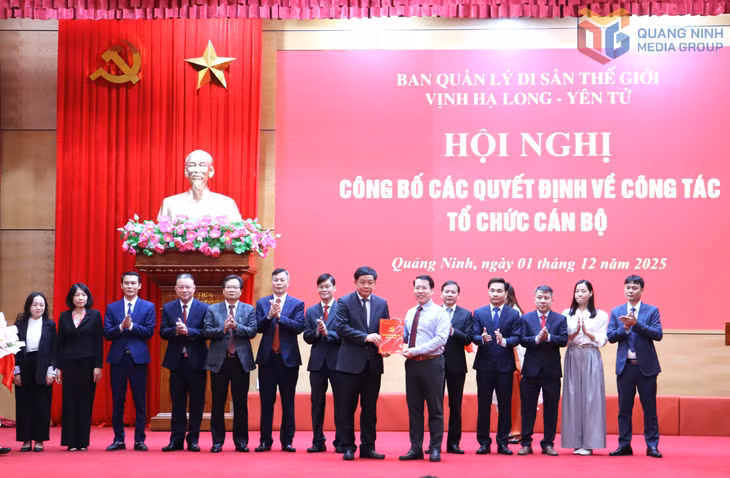 Đồng chí Trần Như Long, Ủy viên BCH Đảng bộ tỉnh, Phó Bí thư Đảng ủy UBND tỉnh Quảng Ninh trao quyết định của Đảng ủy UBND tỉnh Quảng Ninh. 