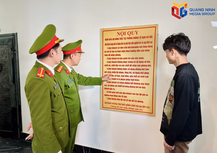 Công an xã kiểm tra và tuyên truyền, nhắc nhở cơ sở kinh doanh karaoke thực hiện các quy định của pháp luật.
