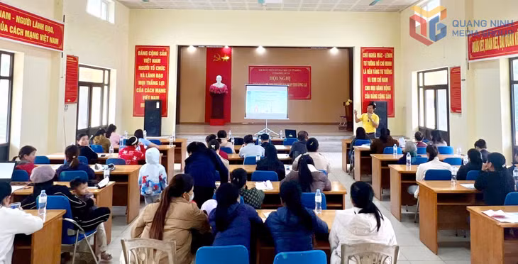 BHXH cơ sở Vân Đồn vận động tuyên truyền người dân tham gia BHXH tự nguyện, BHYT hộ gia đình.