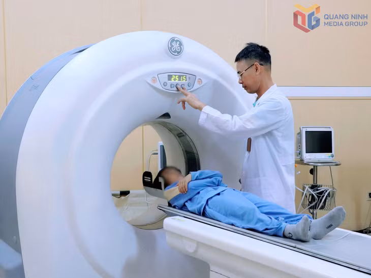 Kỹ thuật viên Bệnh viện Đa khoa khu vực Đông Triều thực hiện kỹ thuật chụp cắt lớp vi tính cho người bệnh.