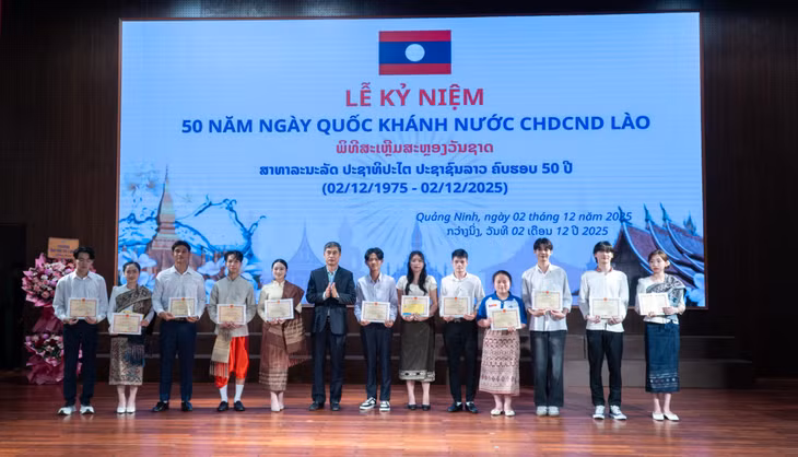 Khen thưởng cho 12 lưu học sinh Lào đã có thành tích xuất sắc trong học tập và rèn luyện.