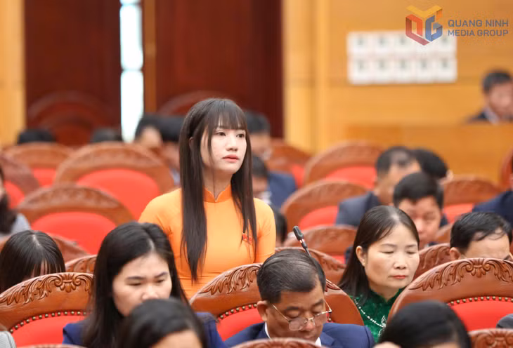 Đại biểu Nguyễn Thị Liễu, Giáo viên trường TH&amp;THCS Đồng Tiến, Đặc khu Cô Tô chất vấn.