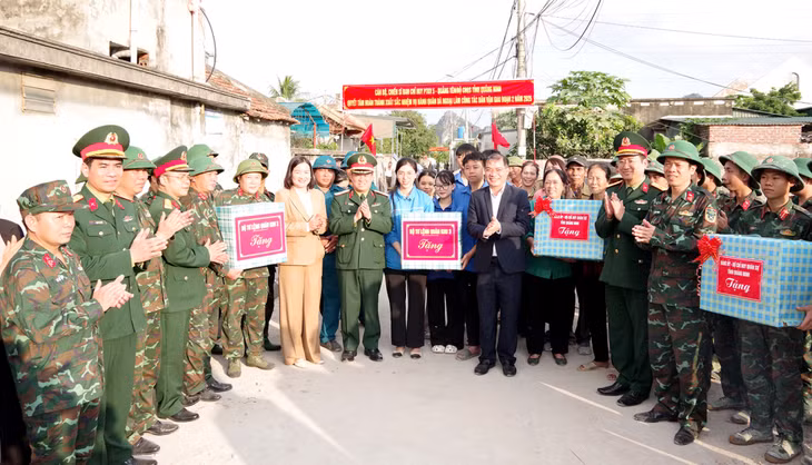 Thiếu tướng Khúc Thành Dư, Ủy viên Ban Thường vụ Đảng ủy, Phó Chính ủy Quân khu tặng quà, động viên cán bộ, chiến sĩ hành quân dã ngoại, làm công tác dân vận tại phường Hoàng Quế.