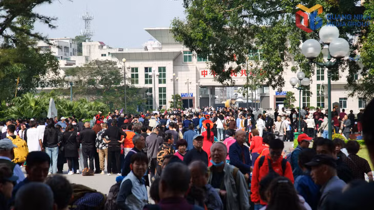 Cửa khẩu quốc tế Móng Cái một ngày đón hàng chục nghìn lượt người xuất nhập cảnh.