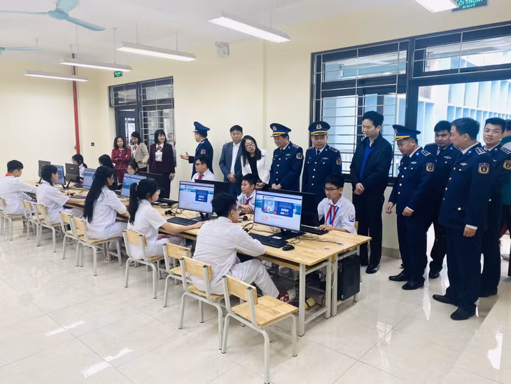 Các đại biểu chứng kiến các em học sinh trường THCS Trọng Điểm tham gia thi trực tuyến “Em yêu biển, đảo quê hương” năm học 2025-2026.