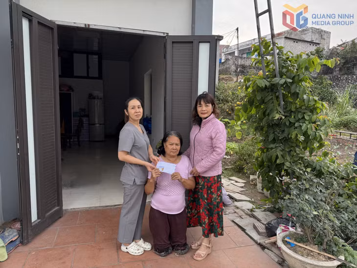 Chị Vũ Thị Thúy (ngoài cùng bên trái), khu Cao Thắng 4, phường Hà Lầm thăm hỏi, tặng quà hộ đặc biệt khó khăn trên địa bàn phường.