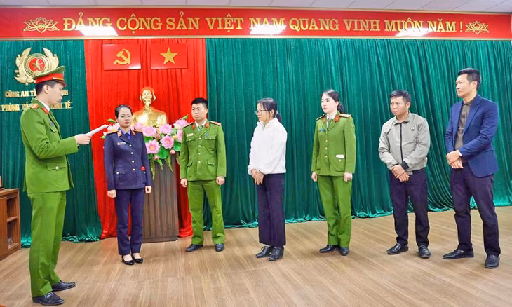Cơ quan Cảnh sát điều tra đọc lệnh bắt bị can Nguyễn Thị Phương (áo trắng). Ảnh: Phạm Linh