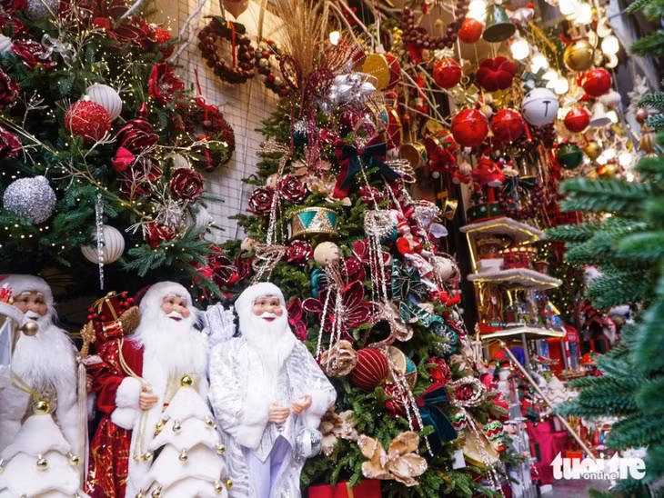 Các mẫu mã đồ trang trí Noel năm nay đều bắt mắt, đa dạng - Ảnh: PHẠM TUẤN