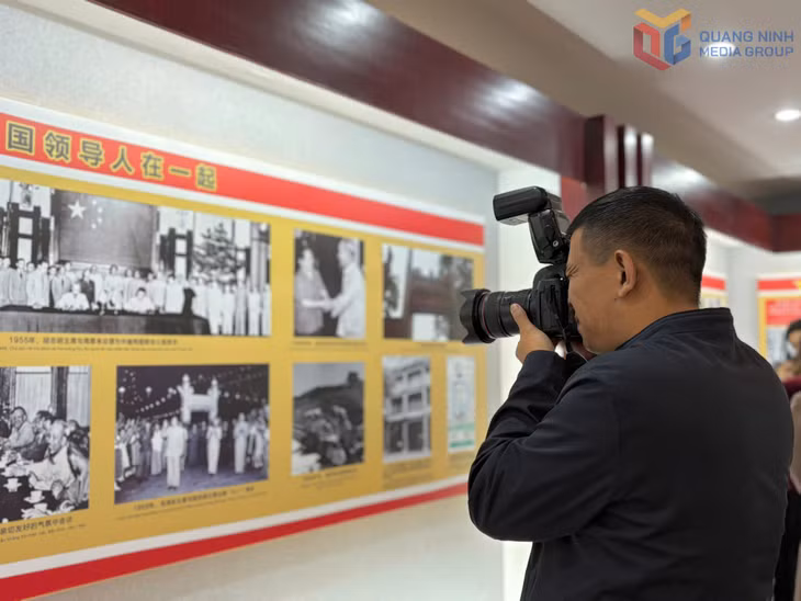 Phóng viên Báo và Phát thanh, Truyền hình Quảng Ninh tác nghiệp tại Nhà kỷ niệm các trường học Việt Nam tại Đại học Sư phạm Quảng Tây (cơ sở Dục Tài), TP Quế Lâm.