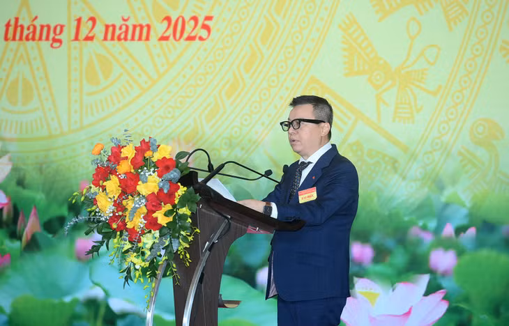 Đồng chí Lê Quốc Minh, Ủy viên Trung ương Đảng, Tổng Biên tập Báo Nhân Dân, Phó Trưởng ban Tuyên giáo và Dân vận Trung ương, Chủ tịch Hội Nhà báo Việt Nam phát biểu tham luận tại hội nghị. (Ảnh: ĐĂNG KHOA)