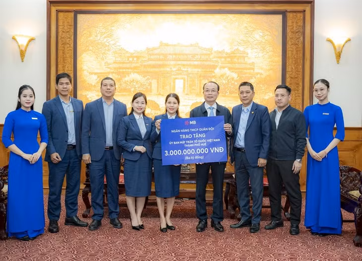 Ngân hàng TMCP Quân đội đóng góp 3 tỷ đồng hỗ trợ thành phố Huế khắc phục hậu quả thiên tai.