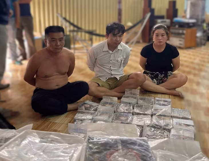 Các đối tượng bị bắt giữ cùng tang vật. Ảnh: Công an