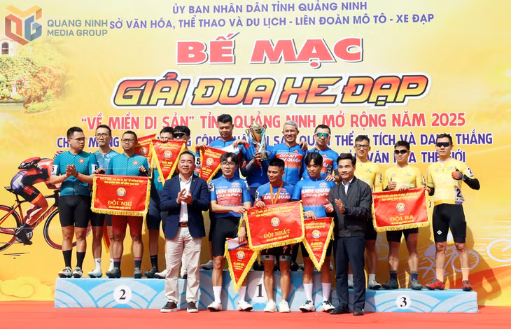 Ban tổ chức trao giải đồng đội cho các đội xuất sắc giành thành tích cao ở nội dung nam đường trường.
