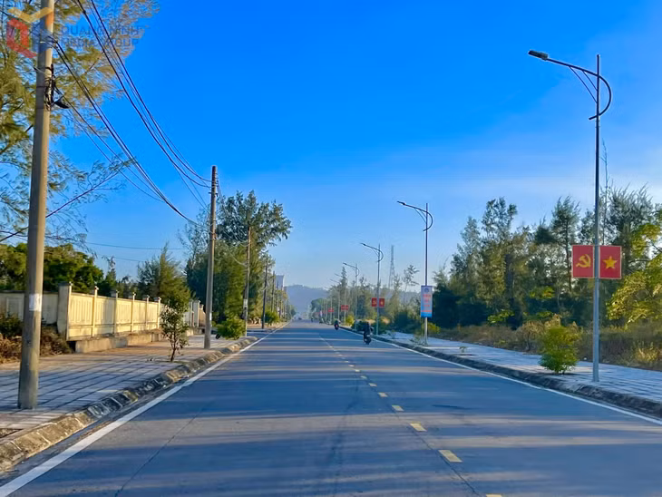 Các tuyến đường trên địa bàn đặc khu Cô Tô được đầu tư xanh hóa, trồng cây, tạo cảnh quan môi trường xanh – sạch – đẹp.