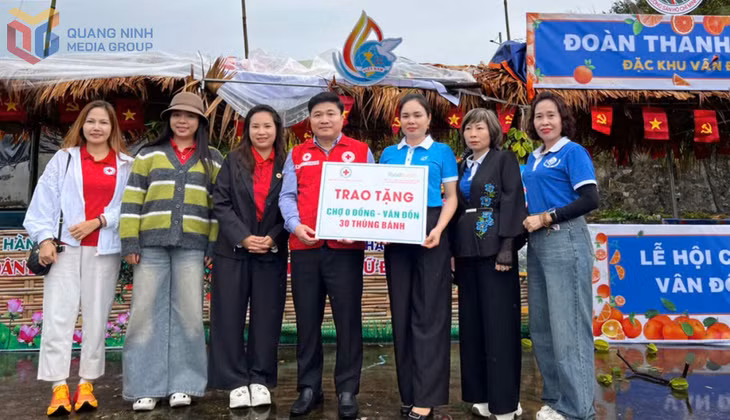 Chủ tịch Hội Chữ thập đỏ tỉnh Lý Văn Thành cùng đại diện các câu lạc bộ thiện nguyện trao tặng quà cho đại diện Hội Phụ nữ Đặc khu Vân Đồn để chuyển phần quà tới học sinh và phụ huynh có hoàn cảnh khó khăn.
