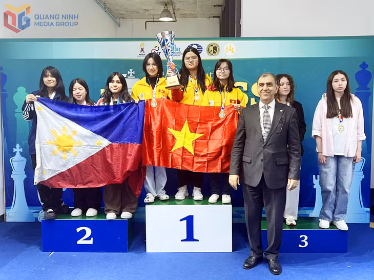 Kỳ thủ Quảng Ninh Nguyễn Lê Cẩm Hiền (bục số 1, ngoài cùng tay phải) cùng đồng đội giành HCV nội dung đồng đội nữ U18 về cho Việt Nam.