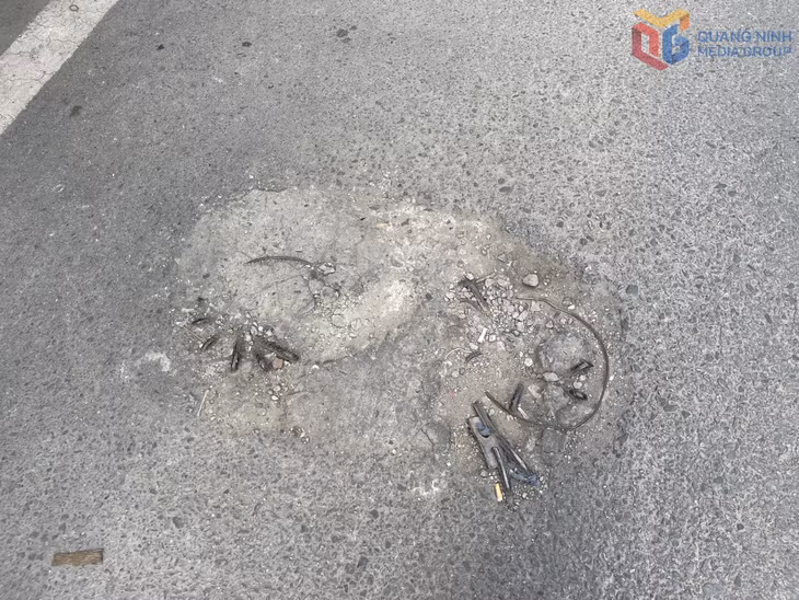 Hiện trạng các đoạn sắt gồ ghề nhô trên mặt đường tại tổ 35, khu Hà Trung 4, phường Hà Lầm.