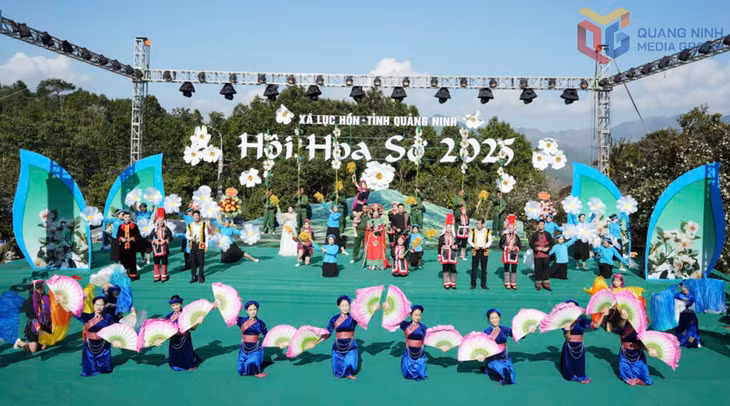 Tiết mục văn nghệ trong chương trình khai mạc Hội Hoa sở năm 2025 tại xã Lục Hồn.