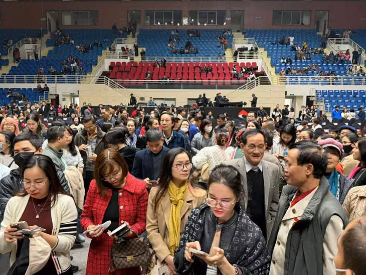 Khán giả phẫn nộ vì đêm nhạc "Về đây bốn cánh chim trời" thông báo hoãn show vào phút chót. Ảnh: Vân Anh