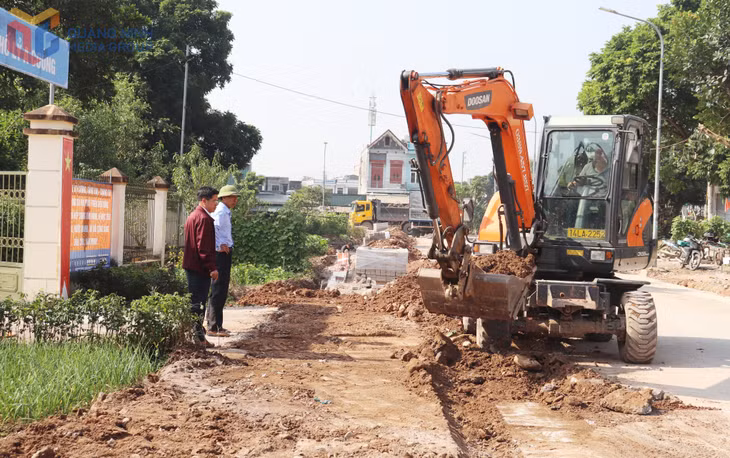 Đơn vị thi công đẩy nhanh tiến độ thực hiện công trình cải tạo, nâng cấp tuyến đường Lý A Coỏng và khu vực trước cổng chính Chợ Đầm Hà.