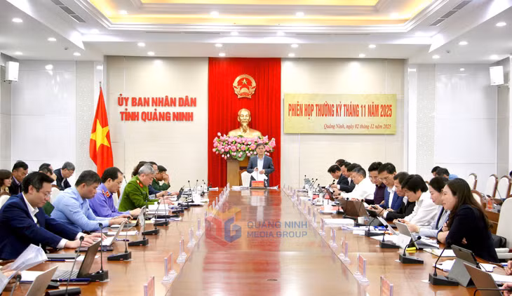 Đồng chí Bùi Văn Khắng, Phó Bí thư Tỉnh ủy, Chủ tịch UBND tỉnh, phát biểu kết luận phiên họp.