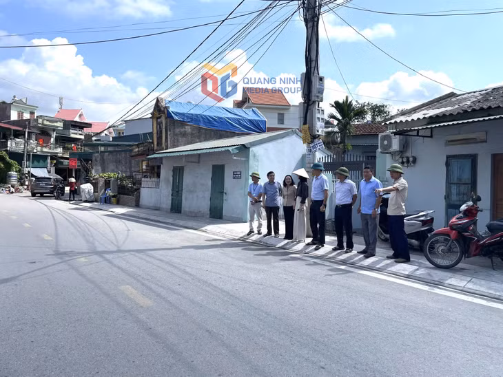 Đại biểu HĐND tỉnh cùng chính quyền địa phương kiểm tra thực tế tuyến đường Hà Trung 4,5, phường Hà Lầm - nơi cử tri kiến nghị di dời cột điện để đảm bảo an toàn giao thông.