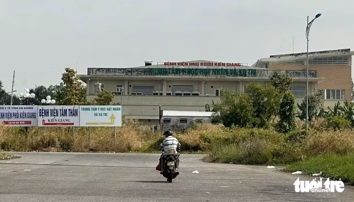Trung tâm Y học hạt nhân và xạ trị thuộc Bệnh viện Ung bướu Kiên Giang đang quản lý máy xạ trị hơn 203 tỉ đồng "đắp chiếu" gần 15 năm - Ảnh: HOA ÁNH