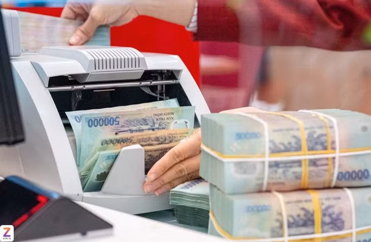 Từ ngày 12/12, ngân hàng PVCombank bắt đầu áp dụng biểu lãi suất tiết kiệm mới tại tất cả các kỳ hạn. Ảnh: Chí Hùng.