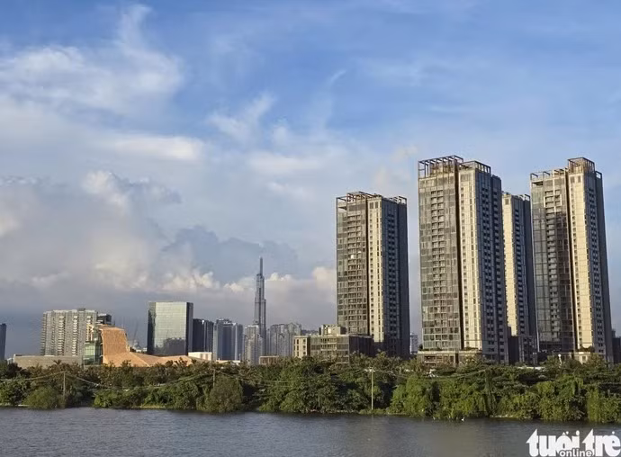 Khoảng cách giữa thu nhập và giá nhà ngày càng bị nới rộng, từ đó hình thành hành vi tiêu dùng bất động sản với bốn nhóm rõ nét - Ảnh: CÔNG TRIỆU