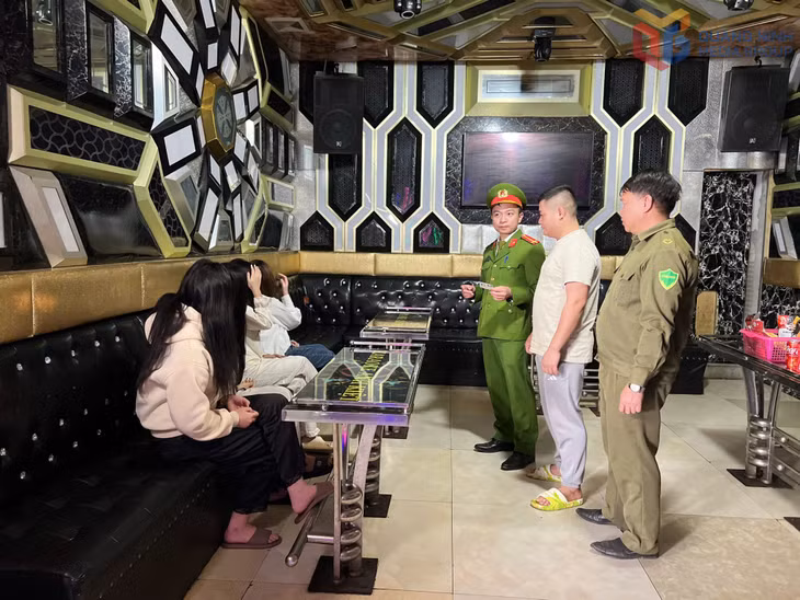 Lực lượng chức năng kiểm tra cơ sở kinh doanh karaoke tại thôn Đồng Mô (xã Hoành Mô).