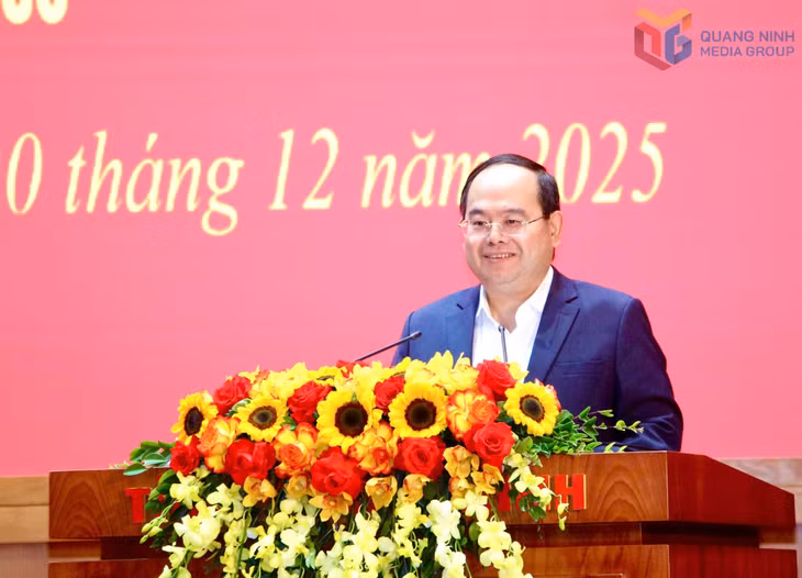 Đồng chí Quản Minh Cường, Bí thư Tỉnh ủy, Trưởng Đoàn ĐBQH tỉnh, phát biểu chỉ đạo hội nghị.