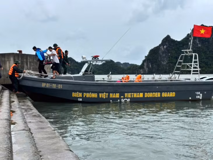 Nhân viên y tế phối hợp với lực lượng biên phòng kịp thời đưa người bệnh khu vực biển đảo vào bệnh viện cấp cứu.