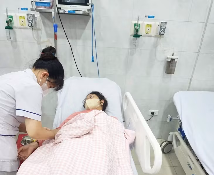 Một bệnh nhân nhập viện điều trị tối nay sau khi ăn bánh mì - Ảnh: TRẦN MAI