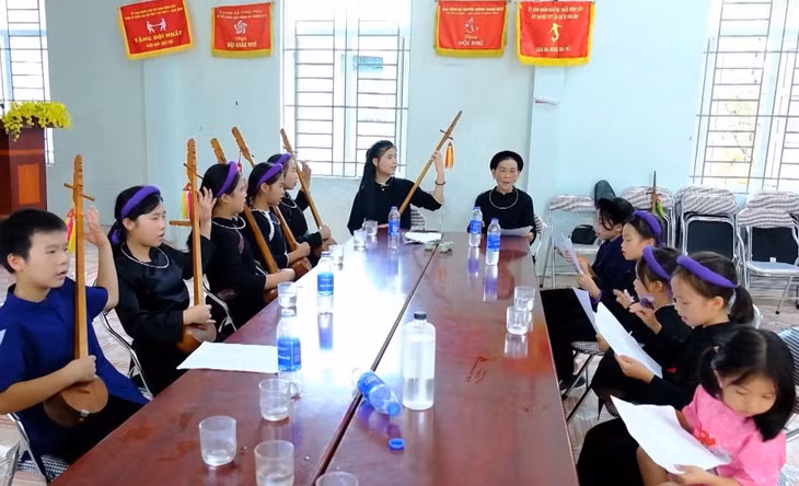 Lớp học hát then, đàn tính tại thôn Nà Làng (xã Bình Liêu).
