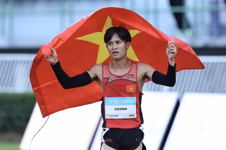 Trung Cường giành huy chương vàng 3.000m. Ảnh: Minh Anh