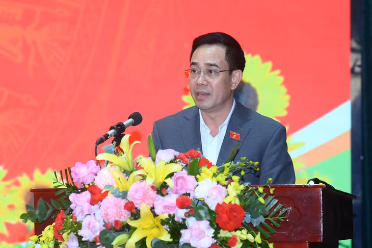 Đại biểu Quốc hội Nguyễn Văn Huy trình bày báo cáo tại hội nghị tiếp xúc cử tri. (Ảnh: ĐĂNG KHOA)