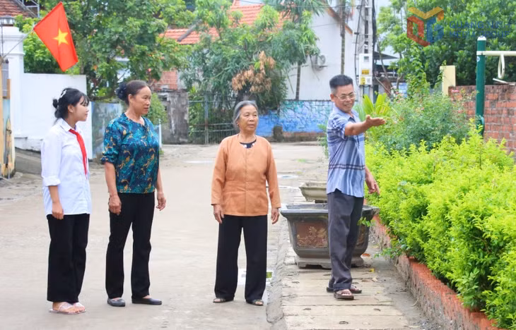 Ban Công tác Mặt trận thôn Hiệp Hòa 3 (phường Hiệp Hòa) tuyên truyền vận động nhân dân bảo vệ môi trường khu dân cư xanh - sạch - đẹp.