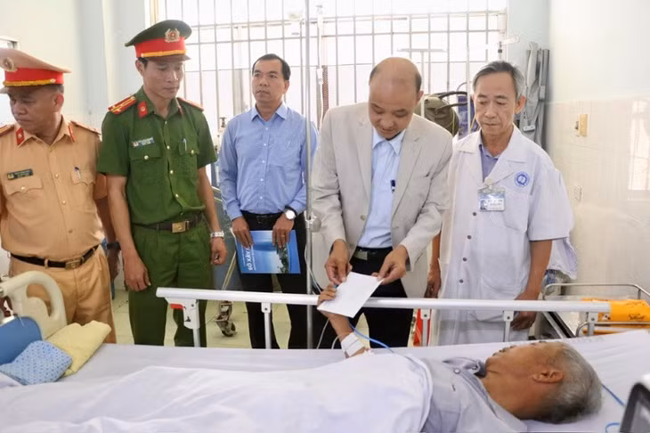 Lãnh đạo Đà Nẵng thăm, động viên nạn nhân vụ tai nạn giao thông, đang điều trị tại Bệnh viện Đa khoa Quảng Nam. Ảnh: Trường An