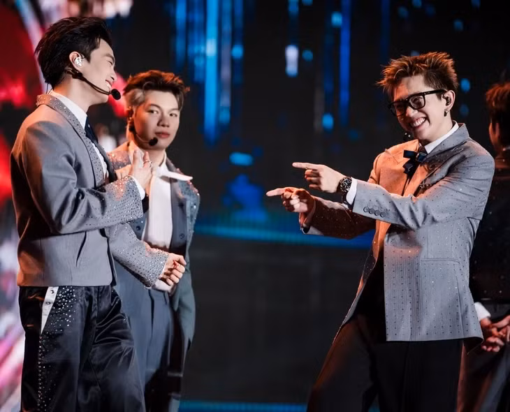 Các tiết mục trong concert Anh trai say hi đều đòi hỏi ca sĩ vừa hát vừa nhảy nên khá mất sức - Ảnh: BTC