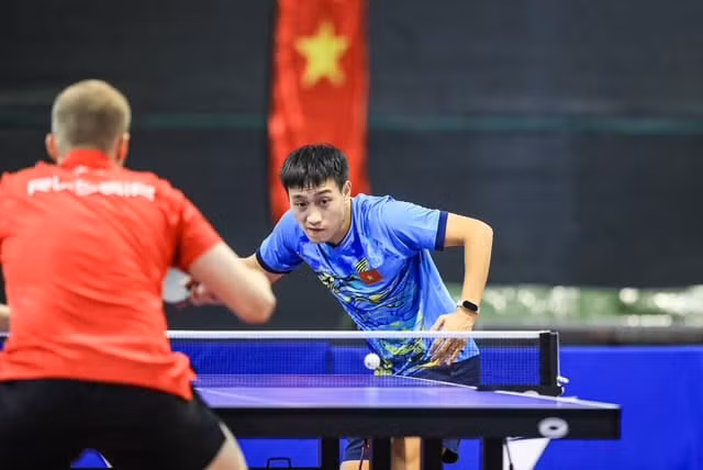 Tay vợt Nguyễn Anh Tú của Đội tuyển bóng bàn Việt Nam trong buổi đấu tập giao hữu. Ảnh: Minh Dân